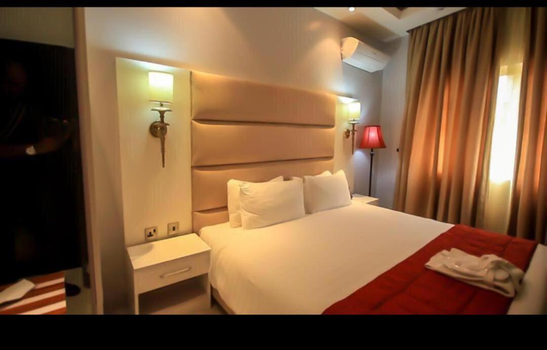 Glee Hotel Aliayabiagba