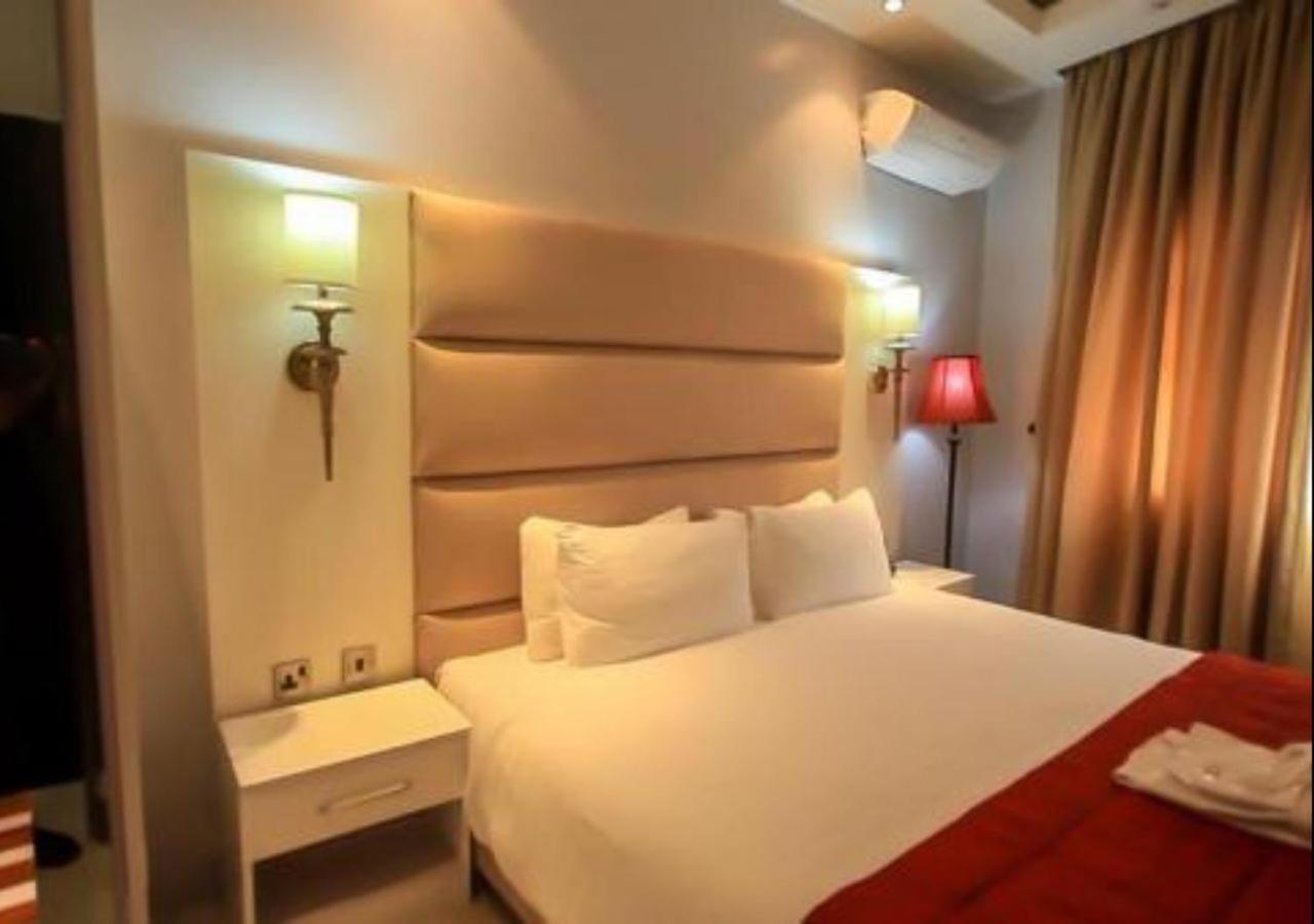 Hotel Glee Aliayabiagba