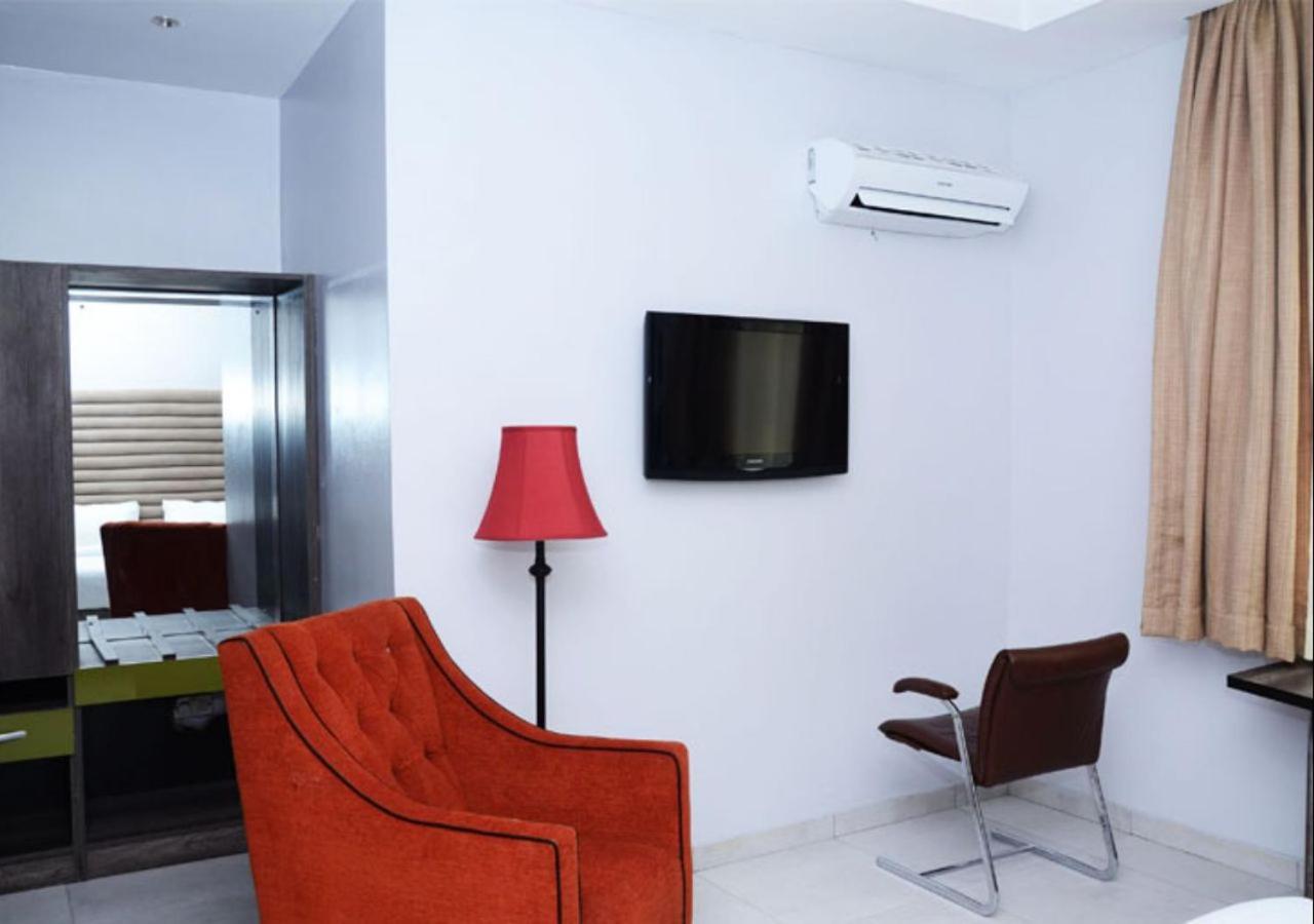 Glee Hotel Aliayabiagba