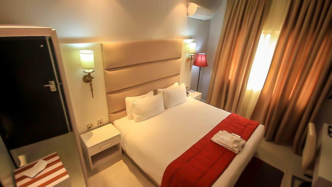 Glee Hotel Aliayabiagba