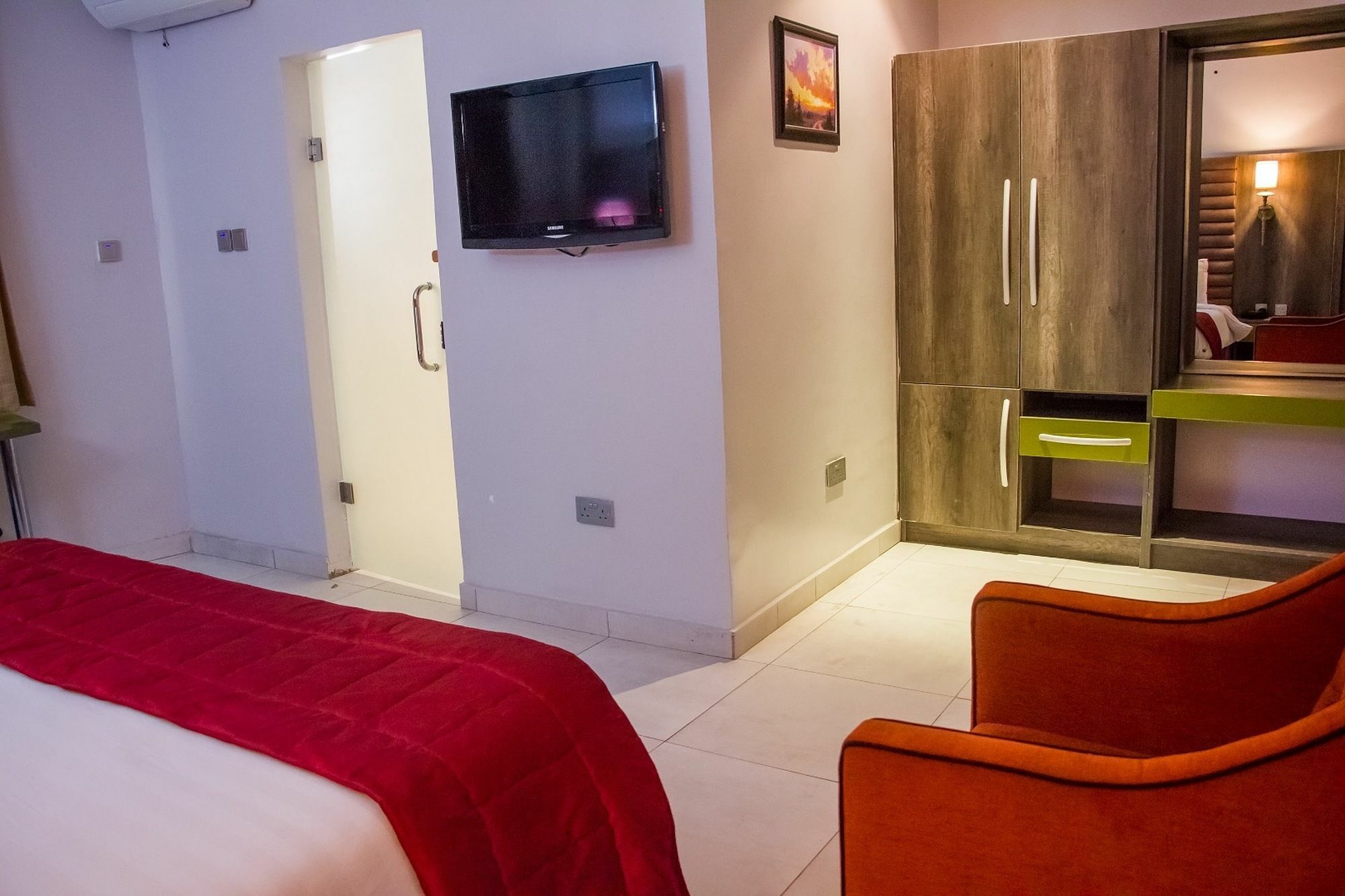 Glee Hotel Aliayabiagba
